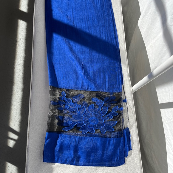 Electric blue & black cut-out silky, flowy scarf, EUC. - Picture 5 of 11